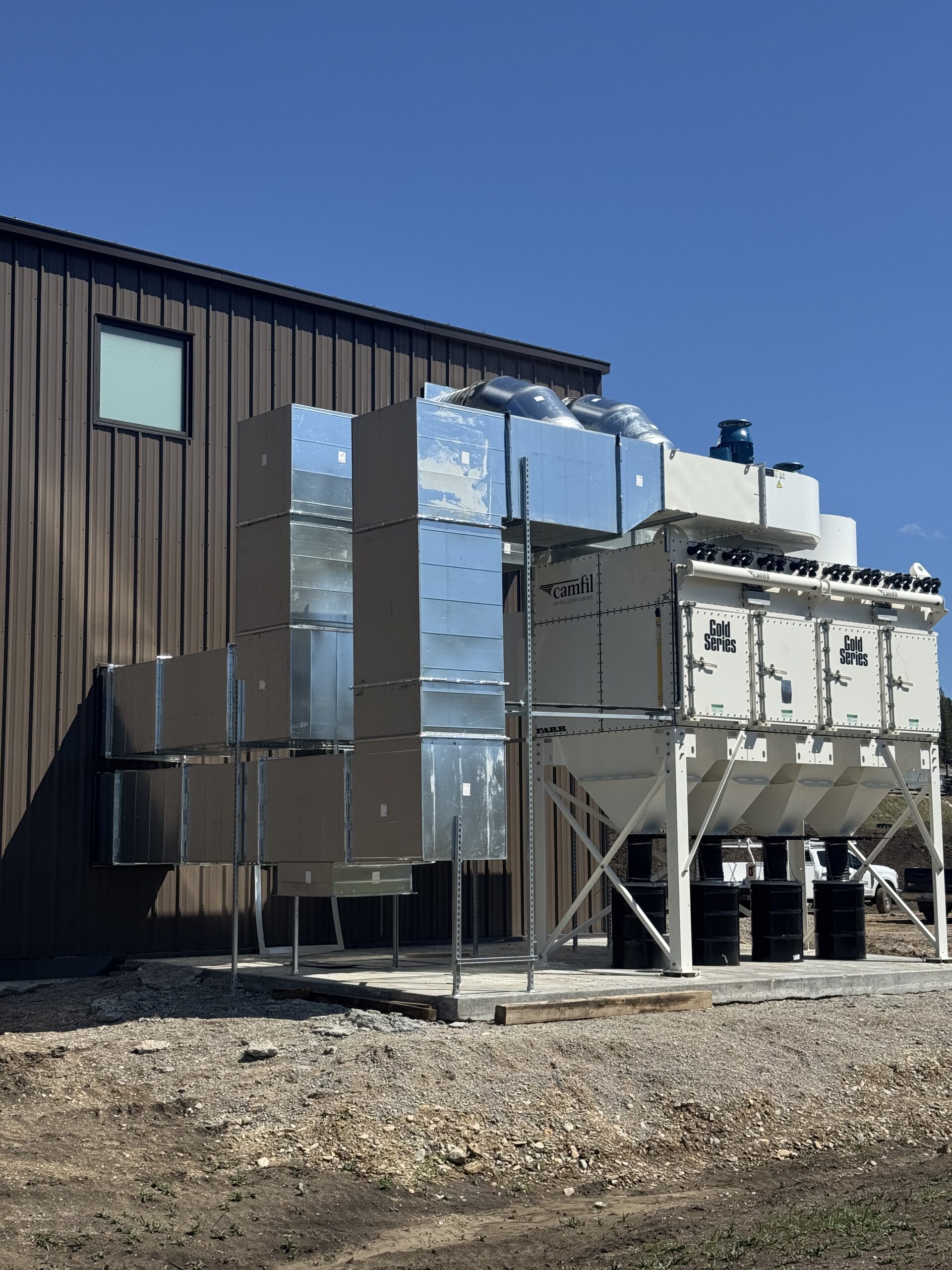 commercial HVAC system with metal ducts on shop exterior